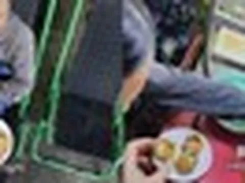 “Đừng ăn, đừng ăn!”: Khách Tây xịt nước rửa chén lên bánh vì tưởng là nước chanh khiến chủ quán lẫn chị bán vé số cuống cuồng ngăn cản