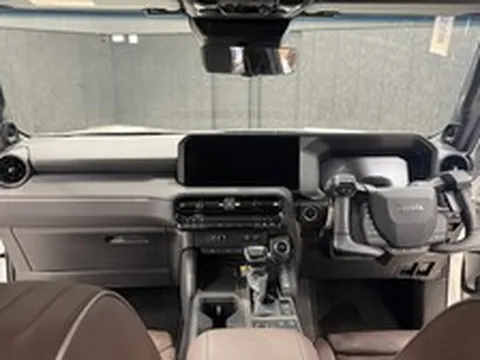 Cận cảnh Toyota Land Cruiser với công nghệ NEO Steer: Lái ô tô như xe máy