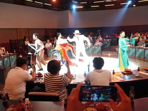 VIDEO: Show nghệ thuật, ẩm thực gần 2 triệu đồng ở trung tâm TPHCM có gì hấp dẫn?