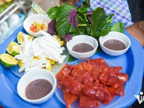 Món ăn 'hạ hỏa' ngày nắng nóng ở Hà Nội, hương vị gây tranh cãi vẫn hút khách