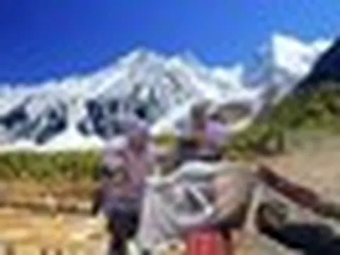 “Không thể tin được, sự cực khổ này là do mình bỏ 26 triệu mua”: Giới trẻ rủ nhau vượt sướng leo núi, thở bình oxy ở độ cao 4.000m
