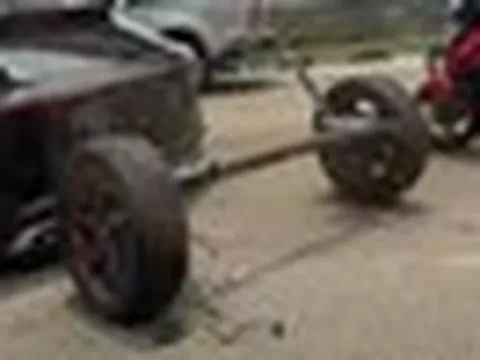 Hãng xe xin lỗi về sự cố SUV rơi trục bánh sau trên đường