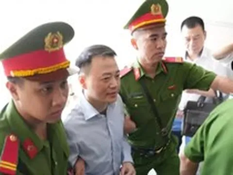 Cảnh sát dẫn giải Mr Pips, Shark Bình cùng đồng phạm đến tòa